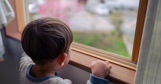 春に増加する「子どもの転落事故」に注意！低層階も油断NG！見落としがちな危険ポイントと対策を解説