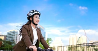 自転車ヘルメット着用「努力義務化」から2年経過…正しいヘルメットのかぶり方は？ 【交通安全クイズ】