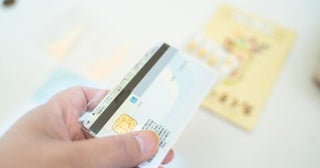 ネットで「健康保険証の色で年収がわかる」という記事を見ました。「マイナ保険証」で年収はバレないですよね？