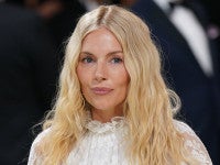 シエナ・ミラー43歳、15歳年下恋人との子どもを妊娠ふっくらお腹が透けるシースルードレスで公表