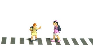 信号のない横断歩道で、車が「歩行者」のために一時停止！ 申し訳ないので「お先にどうぞ」と合図したら、友人に「かえって迷惑だよ」と指摘されました。歩行者がいいと言っても“違反”になるのでしょうか？