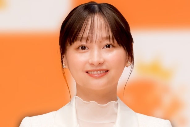 ブルーのユニが似合いすぎる影山優佳、W杯日本戦の試合後にスタジアムで笑顔のオフショ公開