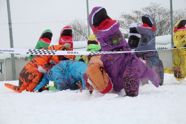 雪原を駆ける恐竜たち長野県・飯綱町雪まつりでティラノレース