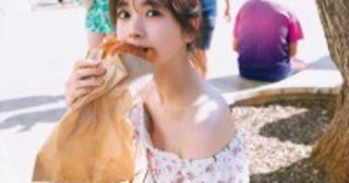 乃木坂46・筒井あやめ、顔よりも大きなパンをパクッ！1st写真集先行カット公開
