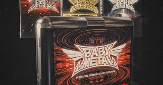 BABYMETAL、ポータブルカセットプレイヤーと旧譜アルバム3作品のカセットテープのバンドルセットを受注販売