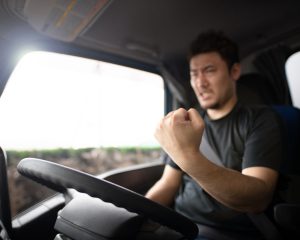“あおり運転”をしたスポーツカーの運転手が、大型トラックの“仕返し”に意気消沈するまで。一発で免許取消しも、最新の厳罰事情