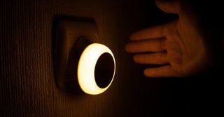 高齢の母がトイレに何度も行くので、夜中は廊下の電気をつけっぱなしにしています。「人感センサー付きLED」に変えたらどれくらい節約できますか？