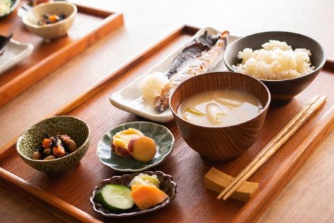 【比較】「家賃1万円」浮かせるために“コンロなし物件”に住む息子。その分「外食」が増えているそうですが、本当に“節約になっている”のでしょうか？ コンロキャンセルで浮く費用を確認