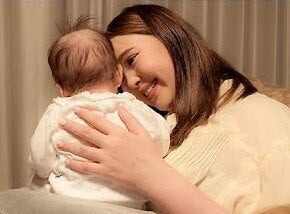 藤田ニコルさん、入浴中もベビーモニター見ながら仕事5カ月長女のワンオペ育児を公開