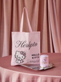ハローキティ×「Her lip to」が初コラボ！シグネチャーカラーをまとった「トートバッグ」など展開