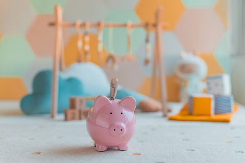 出産祝いに「1万5000円」包んだら、お返しが“500円のタオル”で絶句！「お返しは半返し」って、もはや過去の常識なのでしょうか？