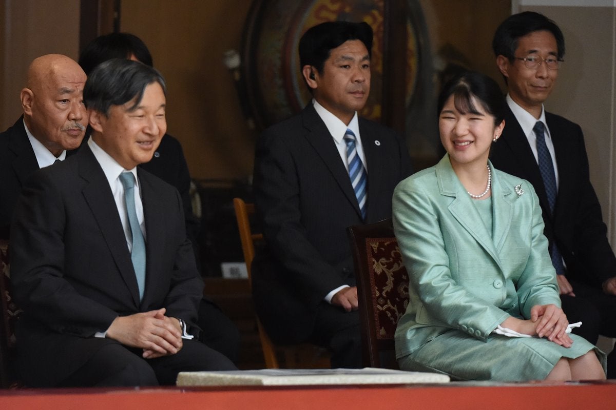 愛子さま陛下の頭に止まった虫を払われ、一緒にコンサートへ…“父娘”ほっこり仲良しアルバム