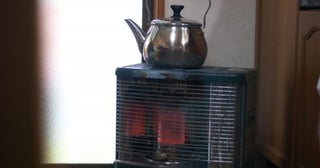 「エアコンの暖房」VS「電気ストーブ」、1日8時間つけっぱなしにしたら電気代はいくらになる？