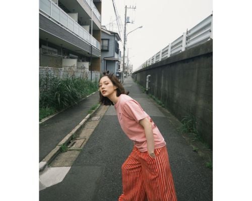  のん、眼鏡×カジュアルコーデや物思いにふけるドラマオフショ公開 