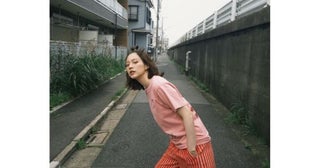  のん、眼鏡×カジュアルコーデや物思いにふけるドラマオフショ公開 