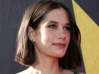 ジョン・トラヴォルタの25歳の愛娘、刺激的なルックで雑誌の表紙を飾る