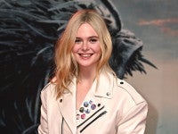 エル・ファニング、レザージャケットのオールホワイトコーデでスタイリッシュな装い