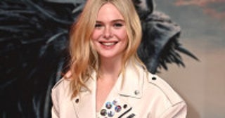 エル・ファニング、レザージャケットのオールホワイトコーデでスタイリッシュな装い