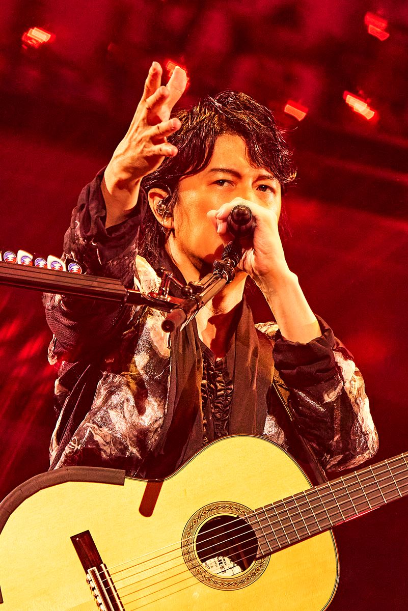 福山雅治、日本武道館の360度ステージで「会いたかったですよ、ライブハウス武道館！」『超新星』のジャケット初公開も！