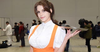 ウクライナ出身レイヤー・ネトーチカ、アンナミラーズ“制服”コスプレ「ヒールを履くと190センチになります」＜コミケ105＞