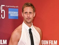 北欧出身イケメンハリウッド俳優、肩＆背中見せセクシーシャツで映画祭出席