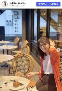 柏木由紀子78歳、鮮やかオレンジの上品コーデ愛犬とカフェへ「とても似合ってる」