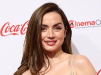 トム・クルーズと破局のアナ・デ・アルマス、感謝祭を楽しむ“ナチュラル美”あふれる姿をシェア