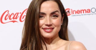 トム・クルーズと破局のアナ・デ・アルマス、感謝祭を楽しむ“ナチュラル美”あふれる姿をシェア