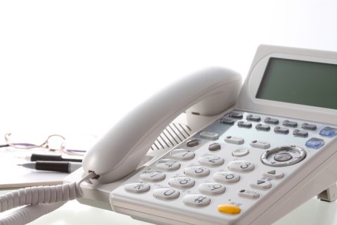 「固定電話を解約しよう」と提案したら夫に反対された！ 実は年間2.2万円も払ってる？コスト面から見る「解約すべきか」の判断ポイントとリアルなデメリットを解説