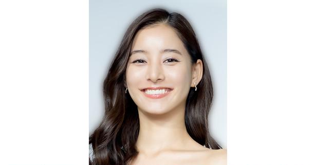撮影日の“私服”で魅力全開…新木優子、白“ノースリ”ニット×ショーパン姿に「本当に推し」「似合いすぎ」