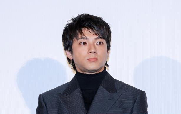 山田裕貴、丸サングラス×デニムコーデを披露…上からアングルのショットに「この写真めっちゃ好きだ」と反響
