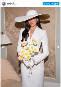 ロンドンの役所で挙式したデュア・リパ情熱的にキスを交わす結婚式ショット公開