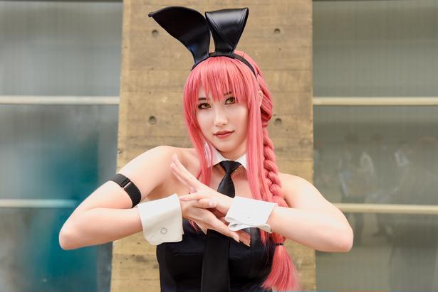 バニースーツの「チェンソーマン」“マキマ”コスプレイヤー「13センチヒールでスタイルを強調」＜ニコニコ超会議＞