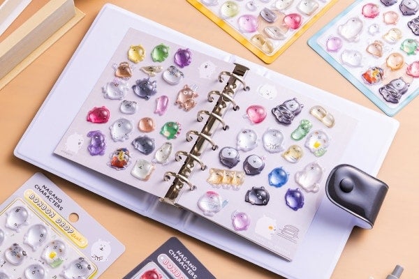 かわいすぎ！ちいかわ作者・ナガノが描く「ナガノキャラクターズ」のボンボンドロップシール＆シール帳が登場