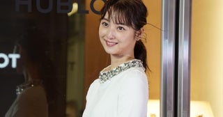 佐々木希、野球のユニフォーム姿がかわいすぎる…「足長い！」の声