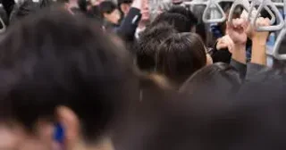 「叩かれた女子中学生が泣いていた」満員電車で“杖を振り回す”老人が暴走。“屈強な白人男性”が英語で注意した結果…