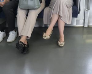 「お年寄りに席を譲りなさいよ！」つわりに苦しむ妊婦に怒鳴りつける高齢女性。さらに電車内で通話し始めて…