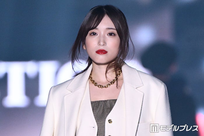 矢吹奈子、赤リップ×ミニワンピで魅力全開「いつもと雰囲気違う」「大人っぽい」と反響【TGC2026A/W】