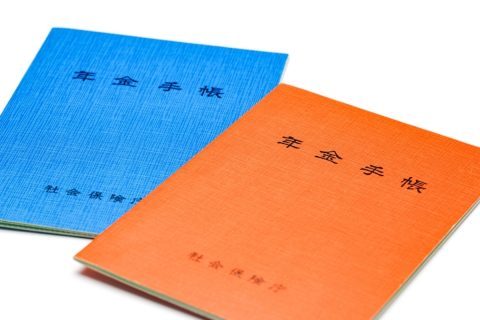 もうすぐ定年の会社員です。年金の未納が「2ヶ月間」だけあることを思い出しました。年金はいくら減りますか？
