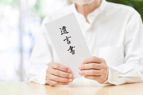 40歳で貯蓄「1000万円」の夫。遺産は「妻だけ」に相続してほしいけど、遺言書を残しておけば問題ない？“特定の人”に全財産を相続させる方法を解説