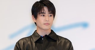 中沢元紀、アンニュイな表情で目線外し…クールなオフショットに「モデルみたい」の声＜時すでにおスシ!?＞