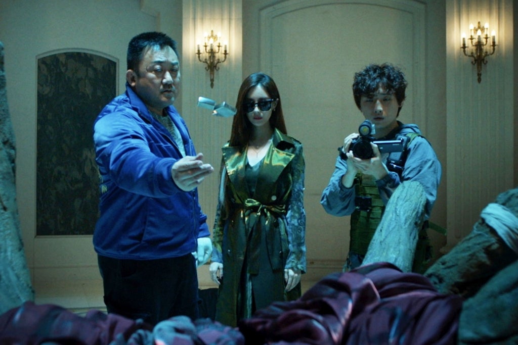 マ・ドンソクからのお茶目なメッセージ付き！「悪魔祓い株式会社」カルト集団との戦いを捉えた本編映像＆映画の前日譚を描いたLINEマンガ