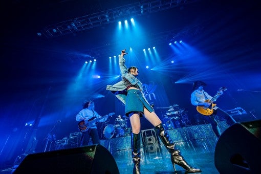 May'n、20周年記念ツアー東京公演で30曲超えの圧巻ライブ！［ライブレポート］