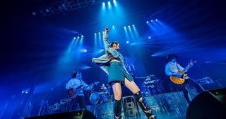 May'n、20周年記念ツアー東京公演で30曲超えの圧巻ライブ！［ライブレポート］