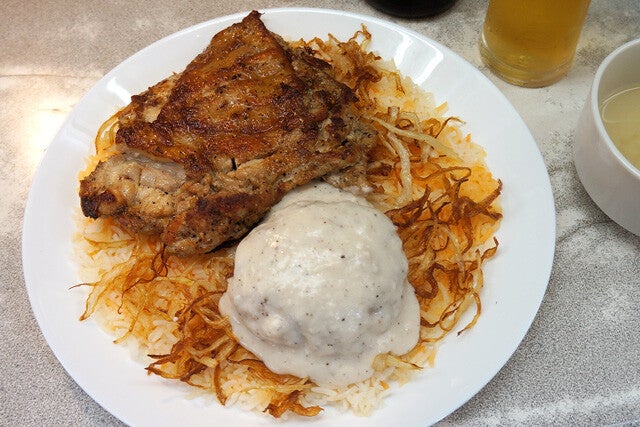 【ライスカブサ】カウンターのみの狭小店で食べるサウジアラビア料理のプレートが驚きの美味しさだった：パリッコ『今週のハマりめし』第240回