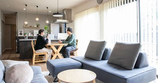 【30代夫妻が建てた平屋】施工費2367万円・83平米、天井高3.5mの開放感！ 高断熱で冬も結露なし、こたつを楽しめる”おこもりロフト”も｜神奈川県相模原市