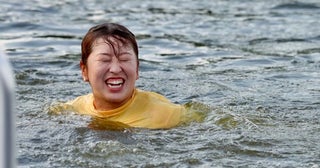 西郷真央が優勝者恒例“歓喜の池ダイブ”決行「死ぬかと思った」マネージャー、TVレポーターと3人で