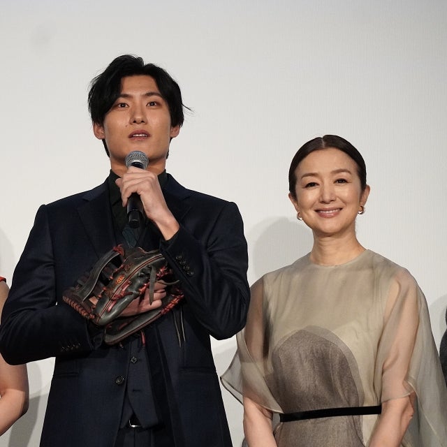 松谷鷹也「引き続き全力を尽くしたい」と大粒の涙！手には横田慎太郎さんの現役時代のグローブ【「栄光のバックホーム」初日舞台挨拶】