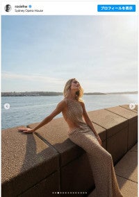 ジェイソン・ステイサムの婚約者ロージー・ハンティントン＝ホワイトリー、黄金ドレスから鍛えた腹筋をチラ見せ