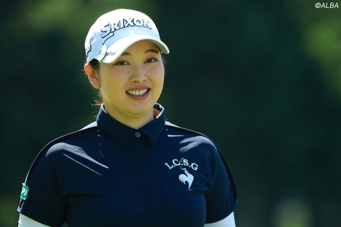 小祝さくらが練習後のプールでリラックス！ 「ゴルフ場を眺めながら」泳ぐ姿も公開してハワイ合宿の様子を報告